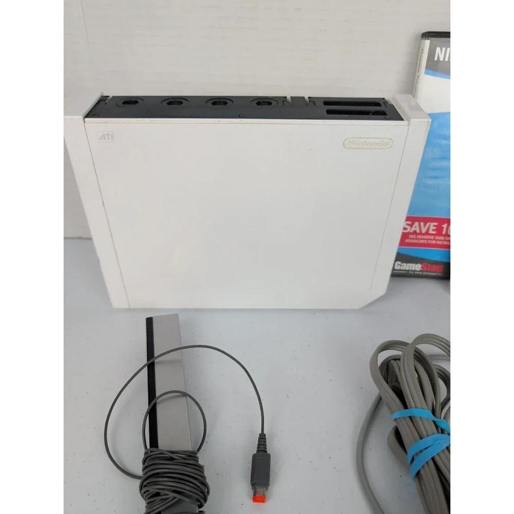 Nintendo Wii Launch Edition White Console RVL-001 CONTROLLERS + 3 Games